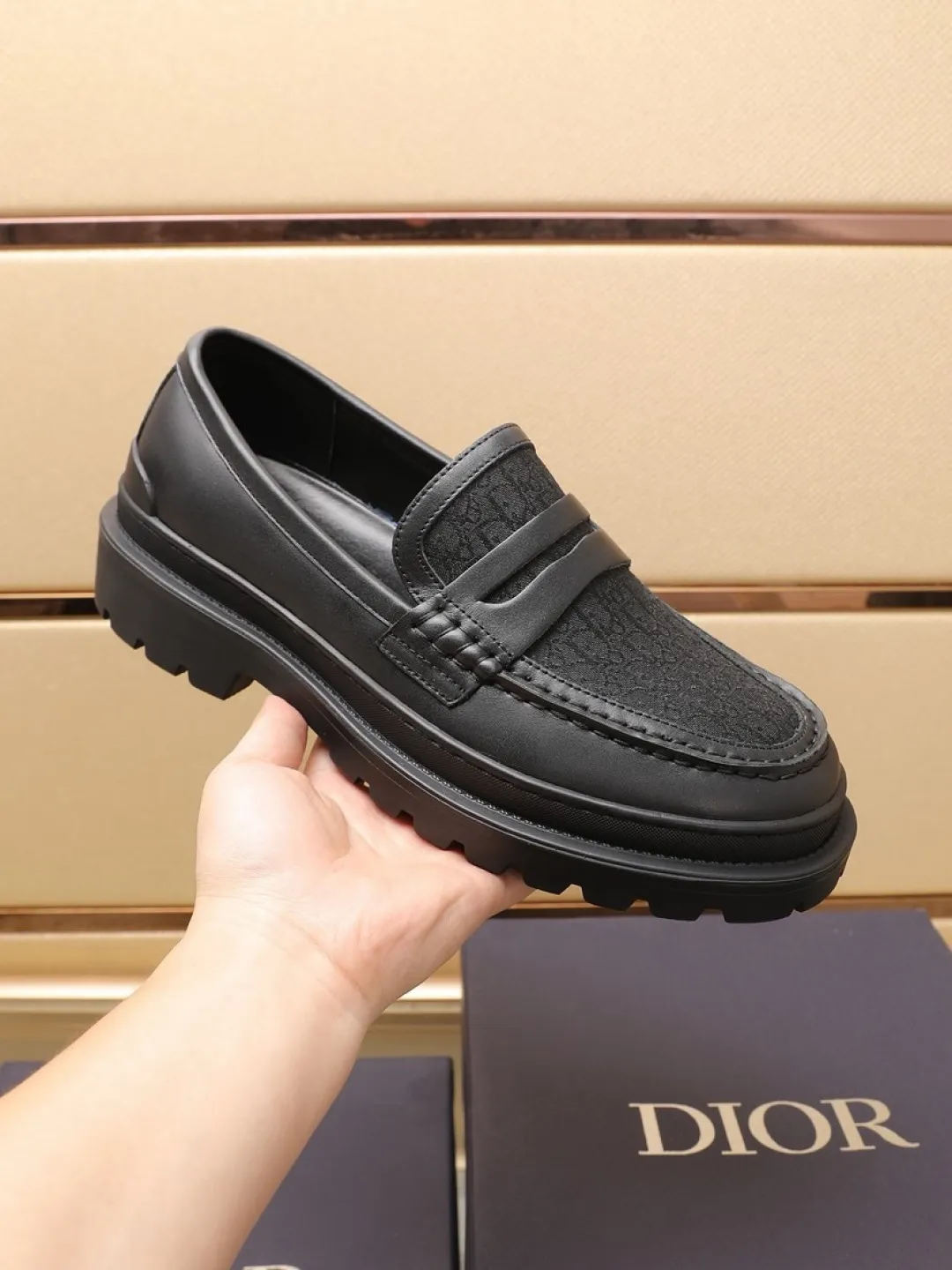 Factory P460💰[Dior] men's classic Loaf leather shoes🇺🇸 are on sale at the same time, original Italian brand · brand totem cloth sewn with brand cloth label · paired with calfskin · (high-end, extravagant and classy) exquisite workmanship (original lining) sole: original factory special rubber concave and convex outsole ⚠️ outsole. Comfortable, wear-resistant, non-slip, real shot 🎬 Can be worn with casual clothes or suits. Size: 38-44 (46.46 customized)